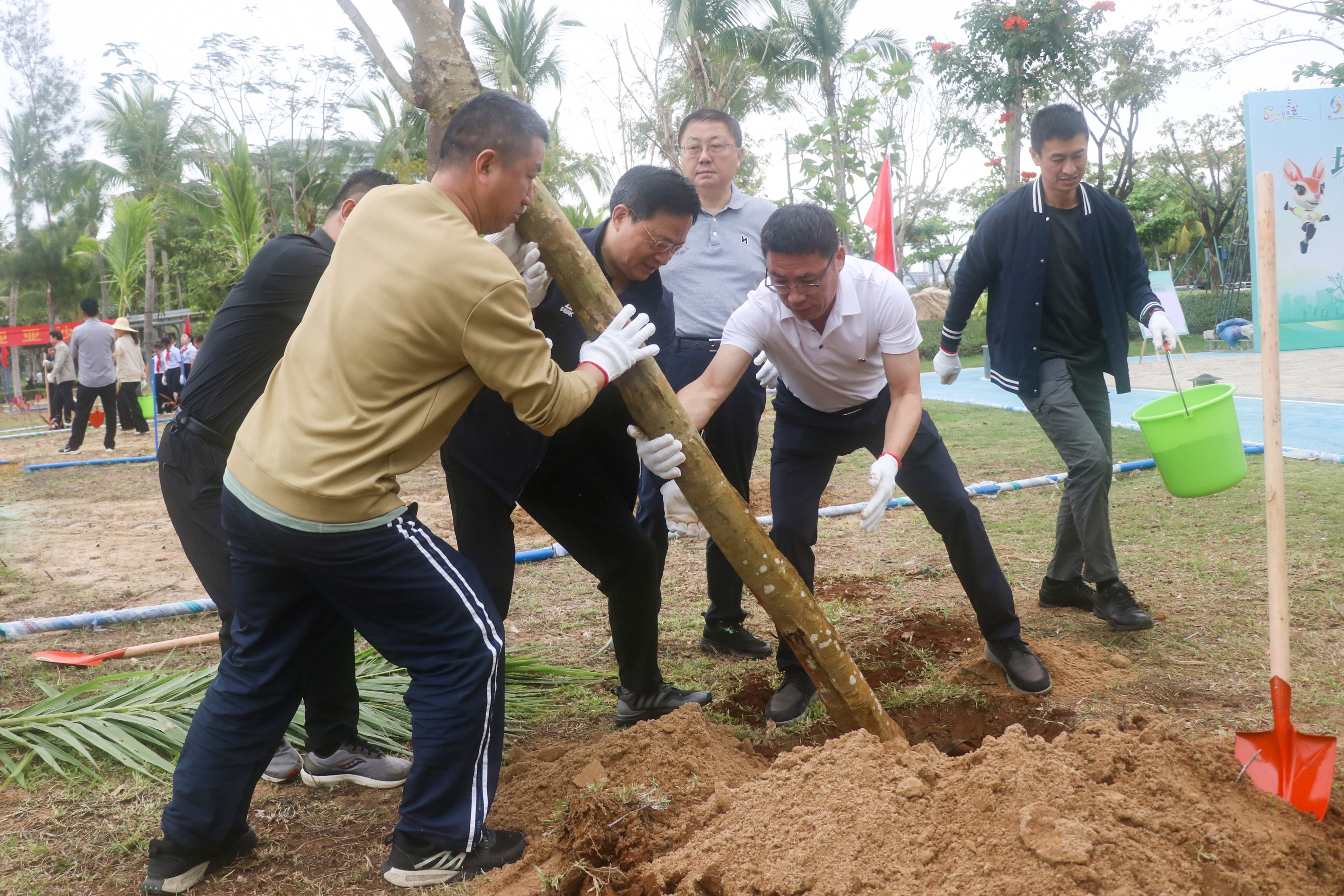 绿染鹿城万象新 携手共植“同心林”